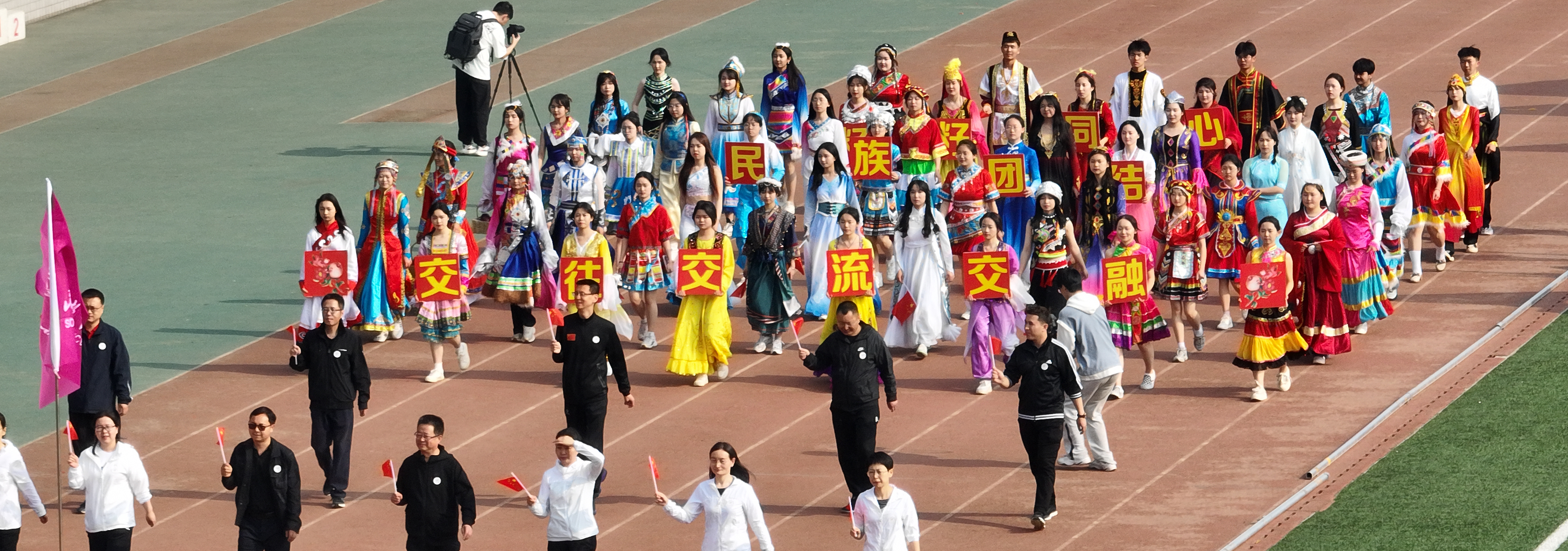 民族团结 籽籽同心——色情电影
学生参与色情电影
运动会